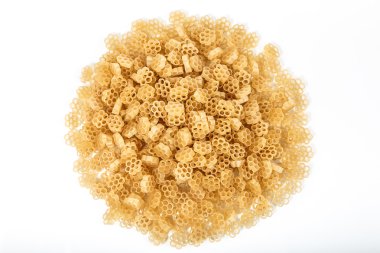 Makarna izole bir beyaz arka plan yakın çekim makro üzerine