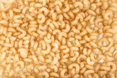 Makarna izole bir beyaz arka plan yakın çekim makro üzerine