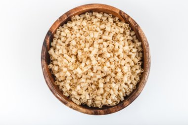 Makarna izole bir beyaz arka plan yakın çekim makro üzerine