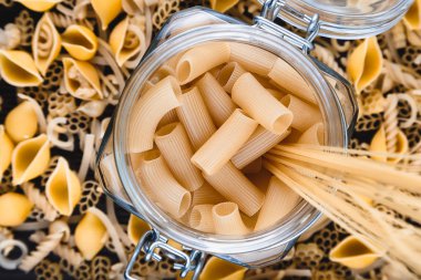 Makarna üzerine koyu ahşap yakın çekim makro