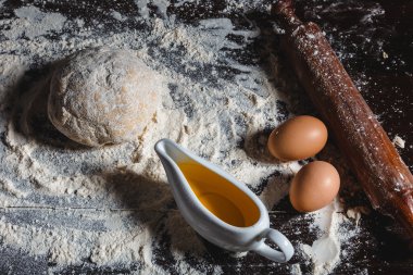 Hamur yumurta, koyu ahşap zemin üzerine yağ ve yakın çekim makro un