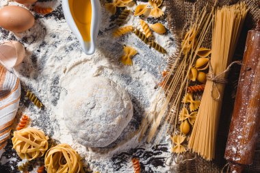 Makarna hamur, yumurta, yağ ve un yakın çekim makro koyu ahşap zemin üzerine