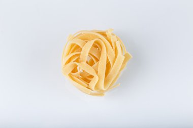 Makarna izole bir beyaz arka plan yakın çekim makro üzerine