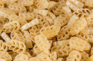 Makarna izole bir beyaz arka plan yakın çekim makro üzerine