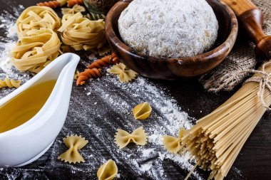 Makarna hamur, yumurta, yağ ve un yakın çekim makro koyu ahşap zemin üzerine