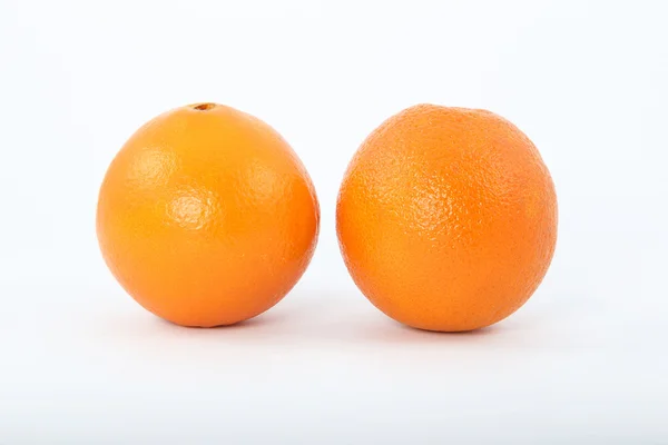 Апельсины на белом фоне с крупным планом — стоковое фото