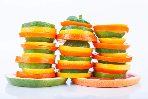 Нарезанные цитрусовые: апельсины, мандарины, лимоны, лаймы, конфеты, грейпфруты, ведьмины метлы крупным планом — стоковое фото