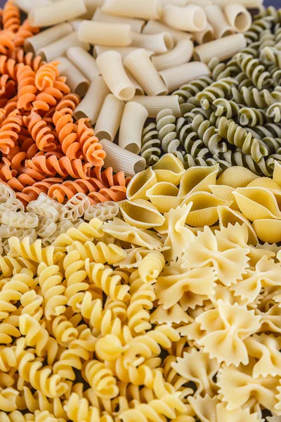 Pasta su sfondo bianco macro primo piano isolato — Foto Stock