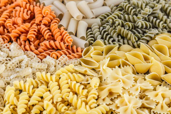 Pasta auf weißem Hintergrund Nahaufnahme Makro isoliert — Stockfoto