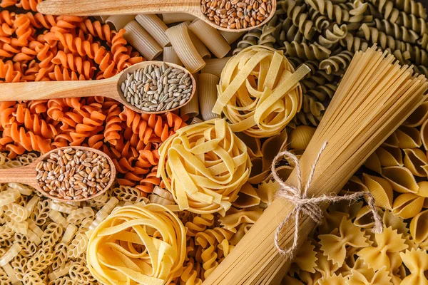 Makarna izole bir beyaz arka plan yakın çekim makro üzerine
