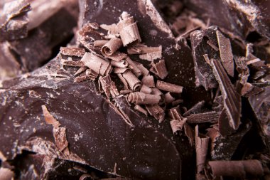 Siyah cips closeup makro ile çikolata parçaları