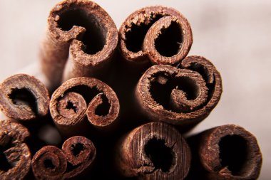 Tarçın canella beyaz arka plan yakın çekim makro üzerinde sopa.