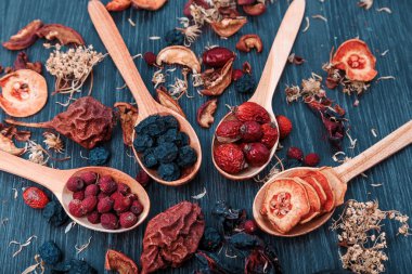 Kurutulmuş meyve ve çilek ahşap arka plan yakın çekim makro üzerinde ahşap bir kasede