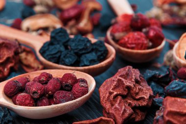 Kurutulmuş meyve ve çilek ahşap arka plan yakın çekim makro üzerinde ahşap bir kasede