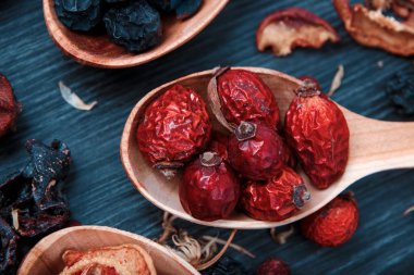 Kurutulmuş meyve ve çilek ahşap arka plan yakın çekim makro üzerinde ahşap bir kasede