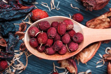 Kurutulmuş meyve ve çilek ahşap arka plan yakın çekim makro üzerinde ahşap bir kasede
