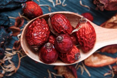 Kurutulmuş meyve ve çilek ahşap arka plan yakın çekim makro üzerinde ahşap bir kasede