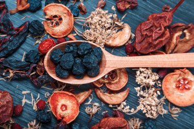 Kurutulmuş meyve ve çilek ahşap arka plan yakın çekim makro üzerinde ahşap bir kasede