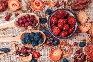 Kurutulmuş meyve ve çilek Sivas'tan arka plan yakın çekim makro üzerinde ahşap bir kasede