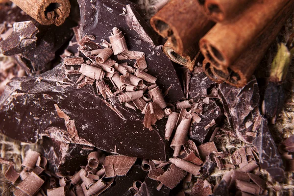 Κομμάτια Σοκολάτας Κομματάκια Και Ραβδιά Κανέλας Κανέλλα Closeup Μακροεντολής — Φωτογραφία Αρχείου