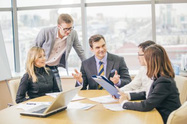 Beş işadamları toplantısında etkileşim
