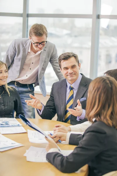 Beş işadamları toplantısında etkileşim