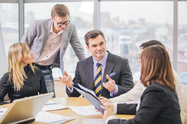 Beş işadamları toplantısında etkileşim