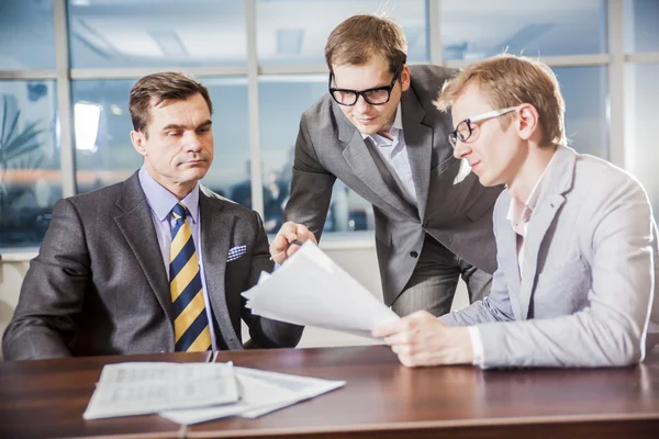 Equipo de empresarios que discuten una cuestión importante en la sesión informativa — Foto de Stock