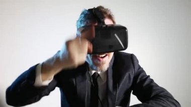 sanal gerçeklik Gözlükte giyinmiş adam 