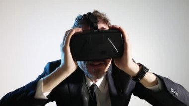 sanal gerçeklik Gözlükte giyinmiş adam 