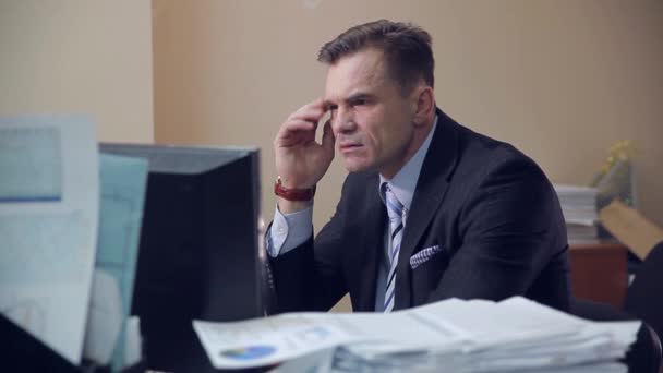 Stressed businessman in office — Stock Video