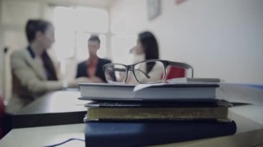 odaklanmamış gözlük (varlık görüş onların gelecek mali planları tek siluetleri görüşmek üzere toplantı arkadaşları tarafından görülen dolar yakınındaki mali grafik )