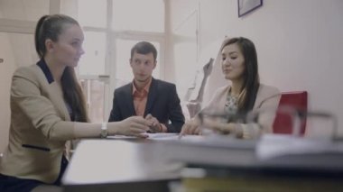 üç öğrenci genç işadamı belgeleri seyir iletişim