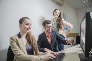 üç öğrenci genç işadamı belgeleri seyir iletişim 