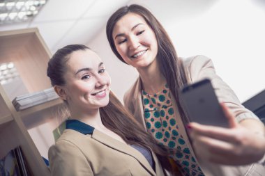 İki genç kız öğrenci memur onları selves telefon selfie üzerinde fotoğrafı