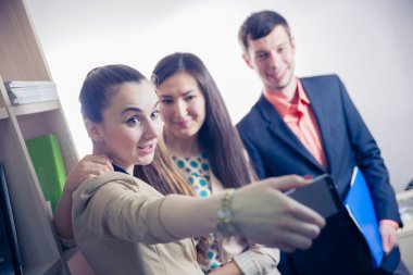 İki genç kız öğrenci memur onları selves telefon selfie üzerinde fotoğrafı