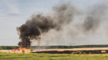 Chelyabinsk, Rusya Federasyonu - 15 Mayıs 2015: İtfaiye arabası bir alana bir orman yangını koyar