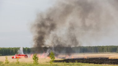 Chelyabinsk, Rusya Federasyonu - 15 Mayıs 2015: İtfaiye arabası bir alana bir orman yangını koyar