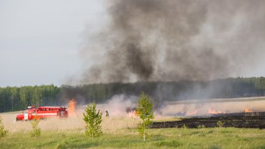 Chelyabinsk, Rusya - 15 Mayıs 2015: yangın kamyon alanında orman yangını bir orman yangın itfaiye arabası vermeye hazır bir alanda koyar