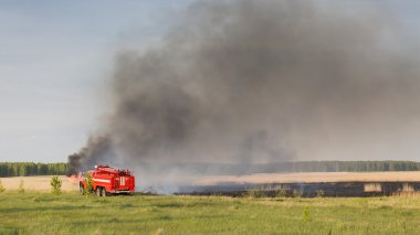 Chelyabinsk, Rusya - 15 Mayıs 2015: yangın kamyon alanında orman yangını bir orman yangın itfaiye arabası vermeye hazır bir alanda koyar
