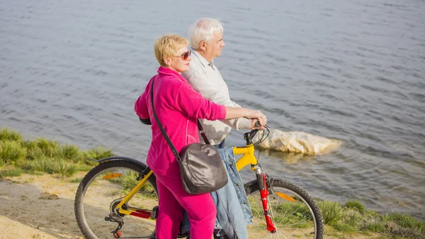 Felnőtt pár ember a strandon — Stock Fotó