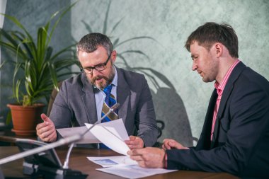 tartışmak ve yeni projede çalışan iki başarılı iş adamları