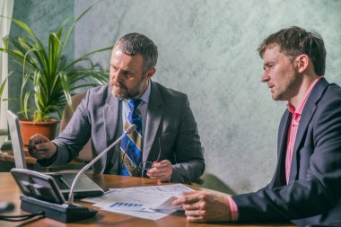 tartışmak ve yeni projede çalışan iki başarılı iş adamları
