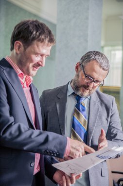 tartışmak ve yeni projede çalışan iki başarılı iş adamları