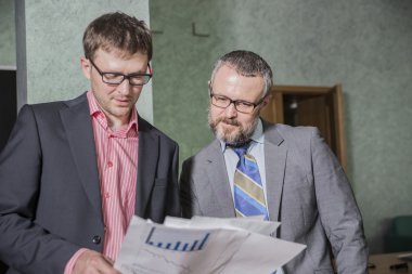 tartışmak ve yeni projede çalışan iki başarılı iş adamları