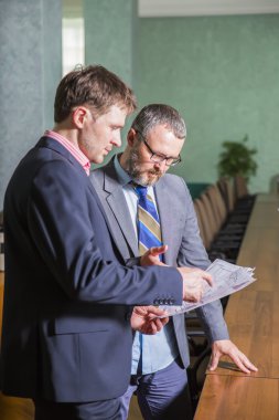 tartışmak ve yeni projede çalışan iki başarılı iş adamları