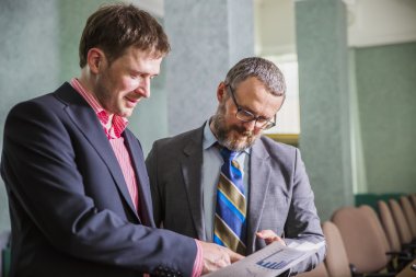 tartışmak ve yeni projede çalışan iki başarılı iş adamları