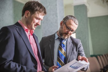 tartışmak ve yeni projede çalışan iki başarılı iş adamları