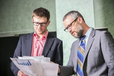 tartışmak ve yeni projede çalışan iki başarılı iş adamları
