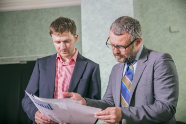 tartışmak ve yeni projede çalışan iki başarılı iş adamları